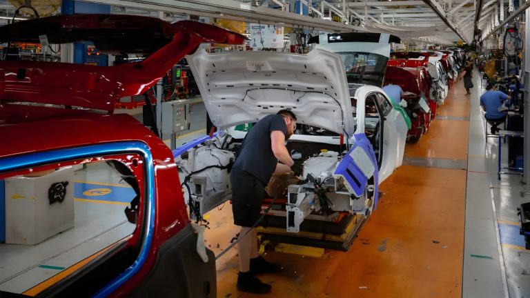 GM ‘Caves To Donald Trump’ And Cuts 1,000 Jobs At Canada’s Last Assembly Plant