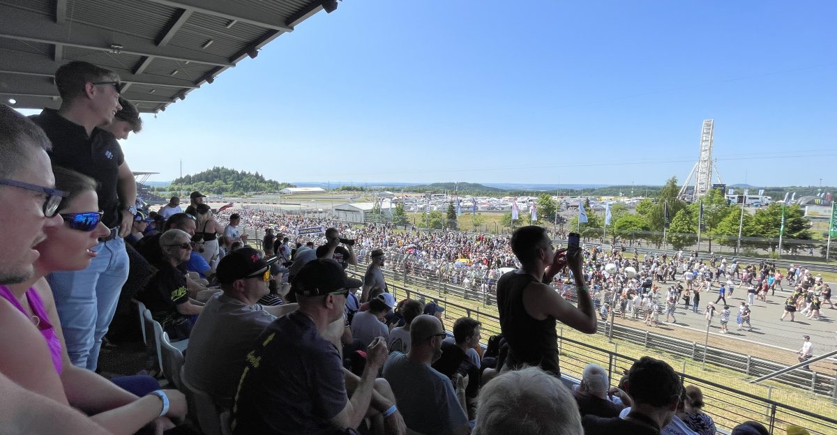 Ein Panorama Des 24 Stunden-Rennens circa 43m vor der Einf hrungsrunde