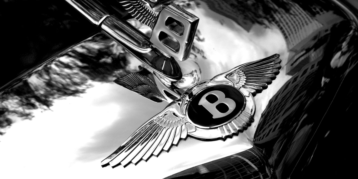 An image taken from the same original as <a href="//commons.wikimedia.org/wiki/File:Bentley_badge_and_hood_ornament-BW.jpg" title="File:Bentley badge and hood ornament-BW.jpg">Image:Bentley badge and hood ornament-BW.jpg</a>, but in desktop wallpaper dimensions.