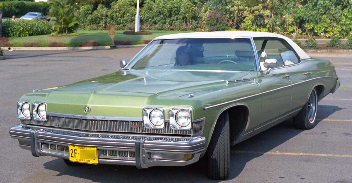 Buick LeSabre Luxus 4-door sedan hardtop photographed when it was new