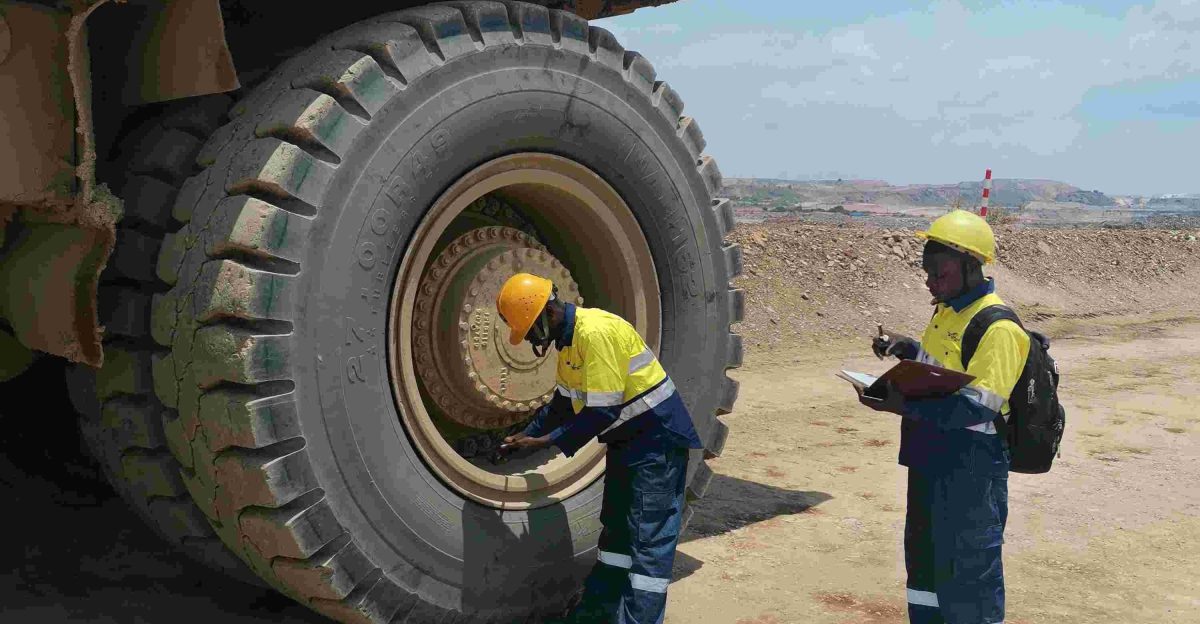 What s Mining OTR Tires field service by Natalia G Imagen