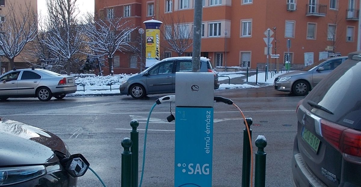 Electric vehicle charging station Renault Zoe and Mitsubishi Outlander PHEV - Istenhegyi t Kissv bhegy 12th district of Budapest