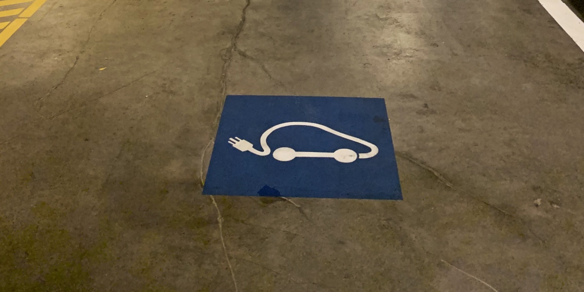 Electric vehicle reserved parking space at Lincoln Plaza, Moravia, San José, Costa Rica