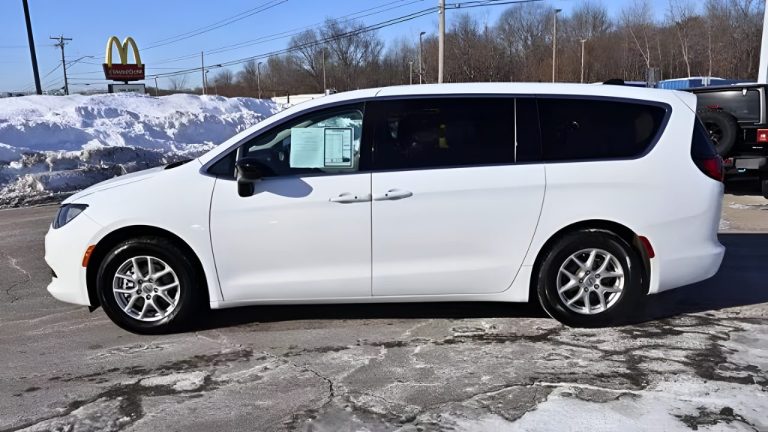 Chrysler Kills the Voyager And Tells Customers ‘Good Luck’—Only One Vehicle Left in Lineup