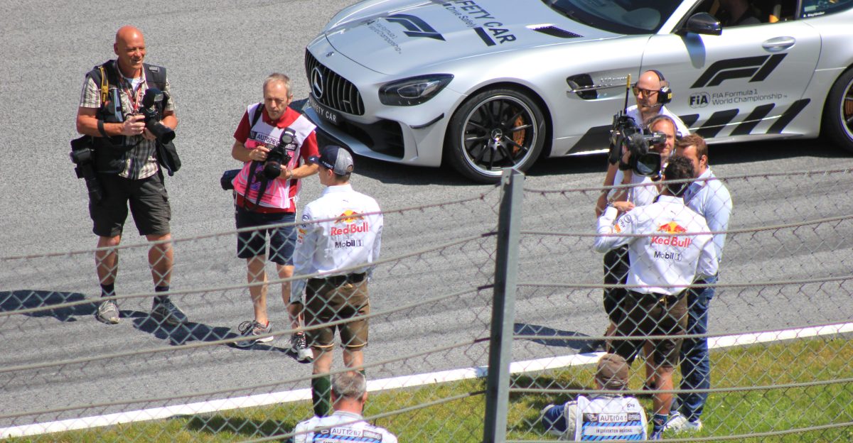 Max Verstappen und Daniel Ricciardo werden vor der Red-Bull-Trib ne interviewed