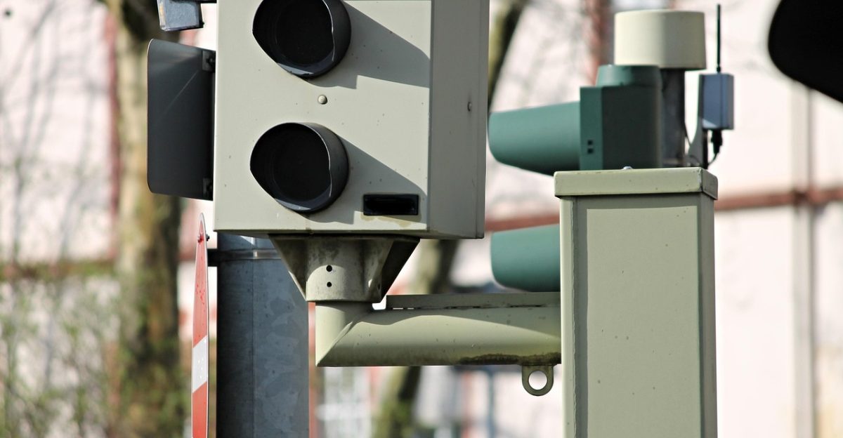 speed camera flash unit star box stationary control speed control traffic control tubers fine nodules be flashed road speed offense to quickly crossing red traffic lights road traffic rules of the road violation speed camera speed camera speed camera speed camera speed camera speed control