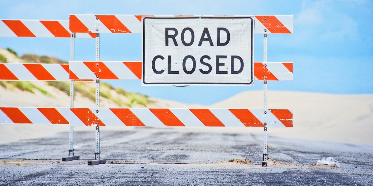 signpost, closed, road-sign, end, stop, barrier, end, stop, stop, stop, barrier, barrier, barrier, barrier, barrier