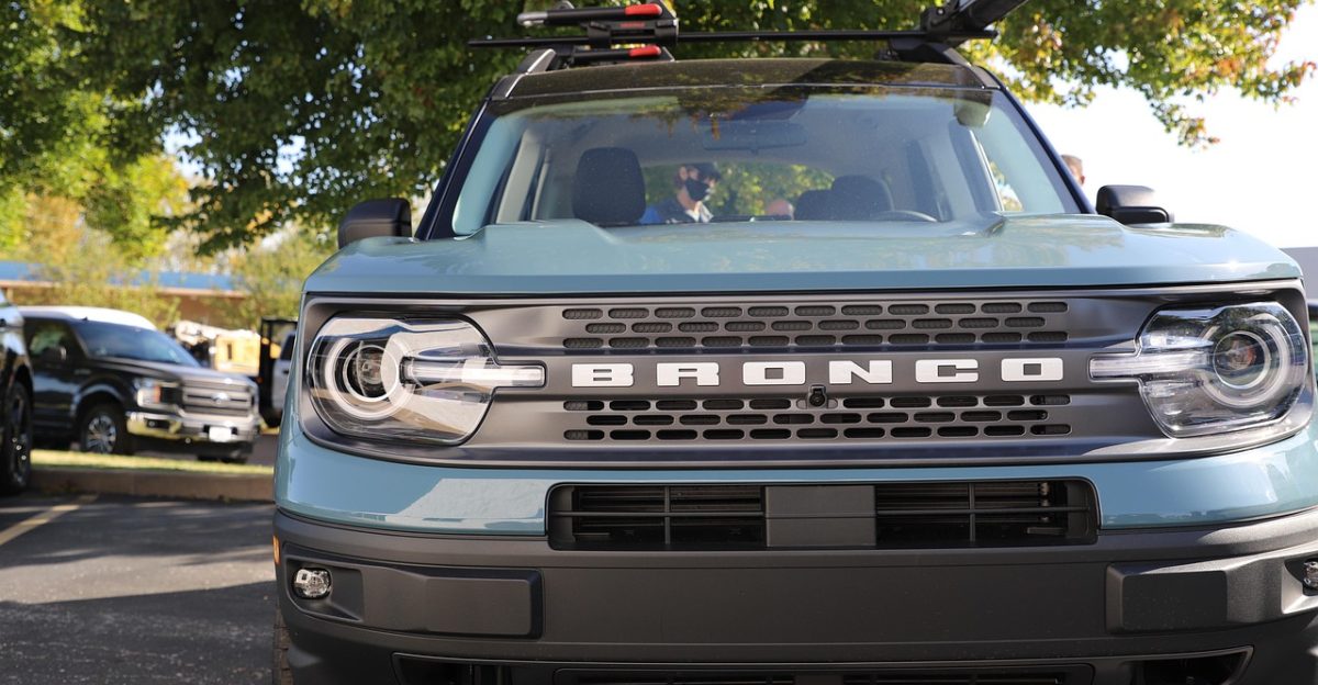 ford bronco car parking lot front bumper headlamp headlights vehicle auto car wallpapers automobile automotive 4x4 ford closeup