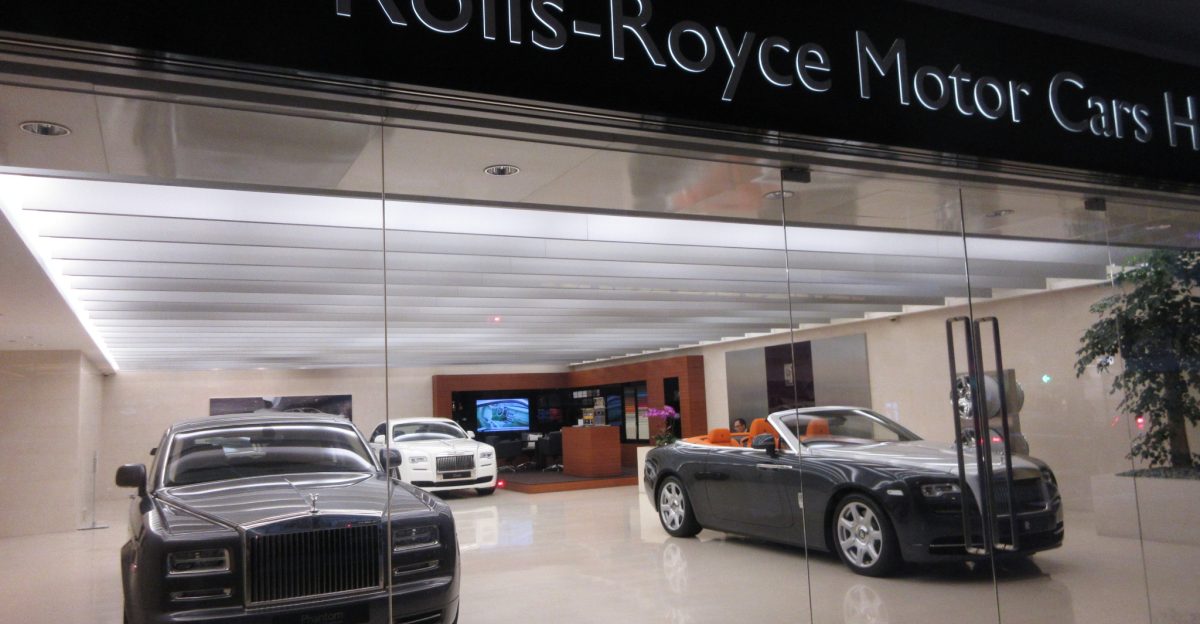 HK Wan Chai zh Wu Chung House shop Rolls-Royce Motor Cars showroom night in November 2017