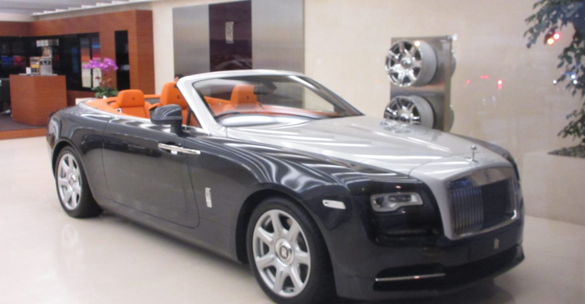 HK Wan Chai zh Wu Chung House shop Rolls-Royce Motor Cars showroom night in November 2017