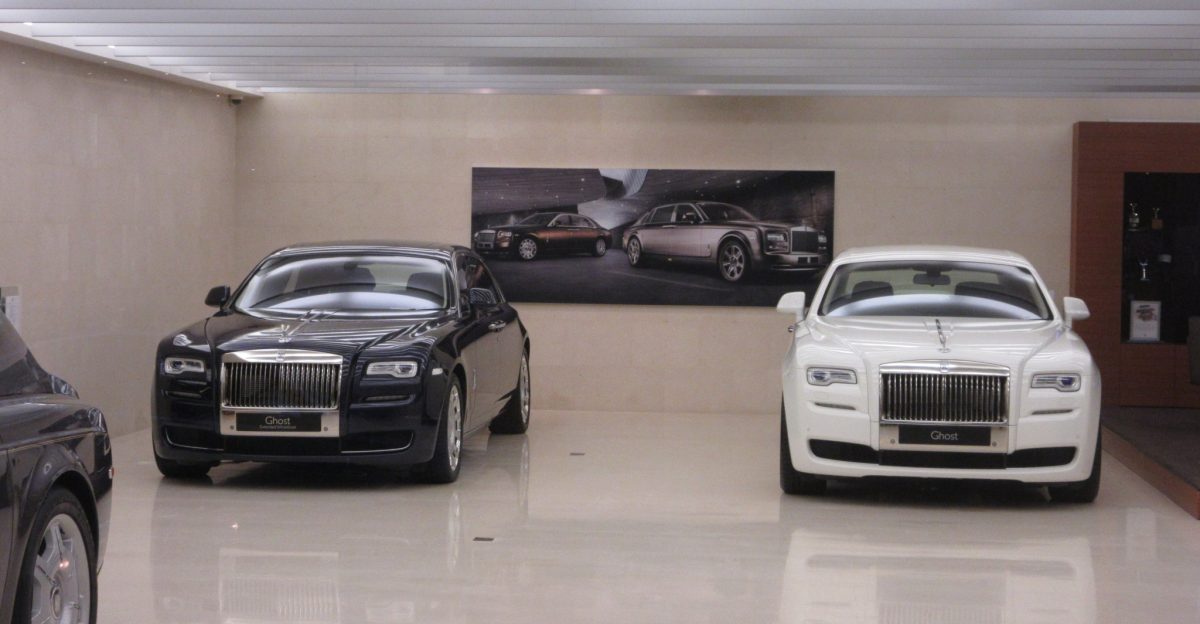 HK Wan Chai zh Wu Chung House shop Rolls-Royce Motor Cars showroom night in November 2017