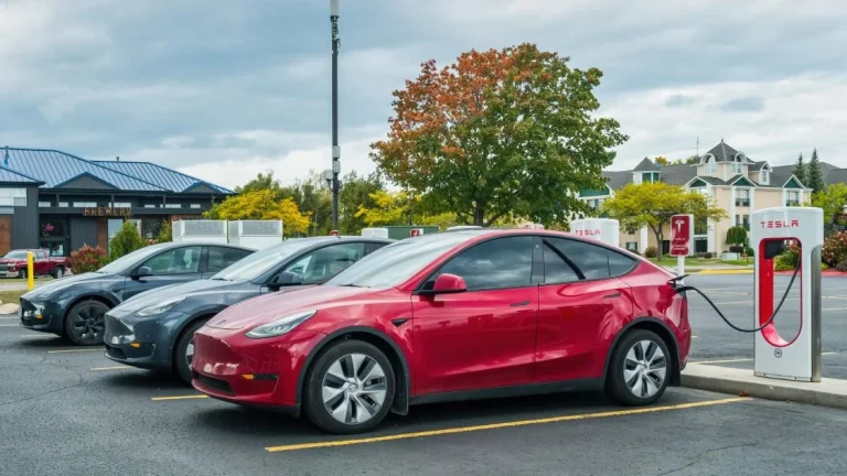 Tesla reveals 25,000-dollar “Model 2” as Apple Car FINALLY hits the streets in the United States!