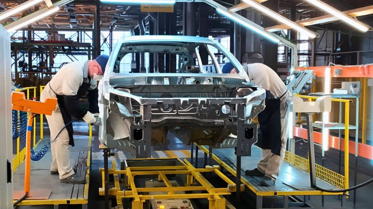 America’s Best-Selling SUV Axes Gas Engine As Toyota Forces 475K Buyers Into Hybrid-Only Future