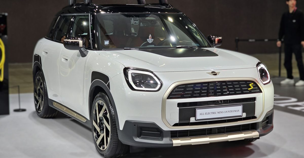 Nanuq White MINI U25E Countryman SE ALL4 Favoured Electric SUV at 2025 Seoul Mobility Show