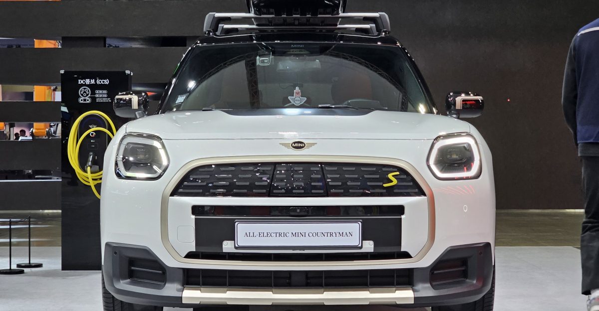 Nanuq White MINI U25E Countryman SE ALL4 Favoured Electric SUV at 2025 Seoul Mobility Show