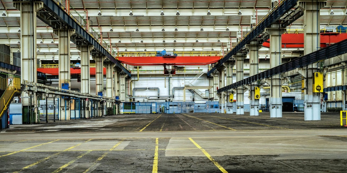 Expansive industrial warehouse interior showcasing steel framework and spacious layout for diverse manufacturing needs.