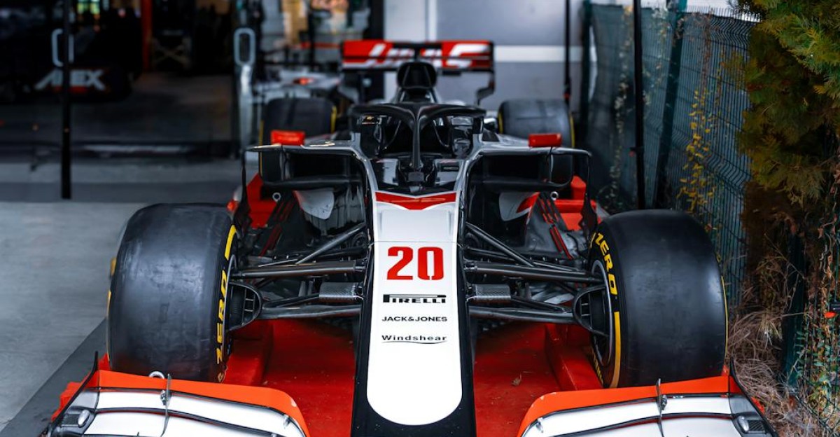 Showcasing a Formula racing car under Apex Racing canopy in Ankara T rkiye