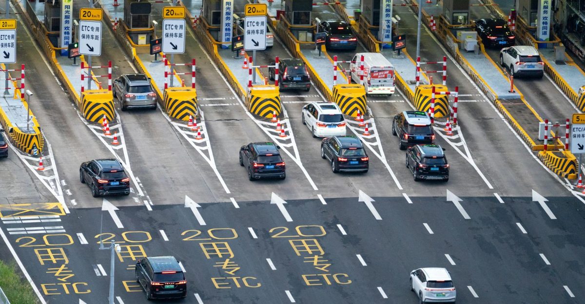 Overhead photo of a busy toll plaza with multiple cars and lanes featuring ETC lanes