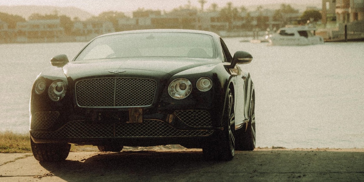 Elegant Bentley car parked by the waterfront at Gold Coast. Captures luxury and automotive beauty.