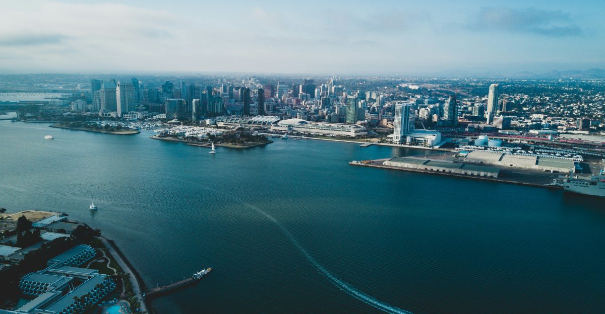 photography of boat in body of water