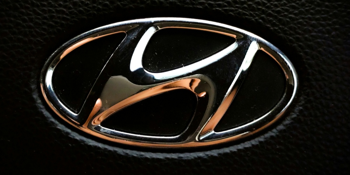 black and silver mercedes benz logo