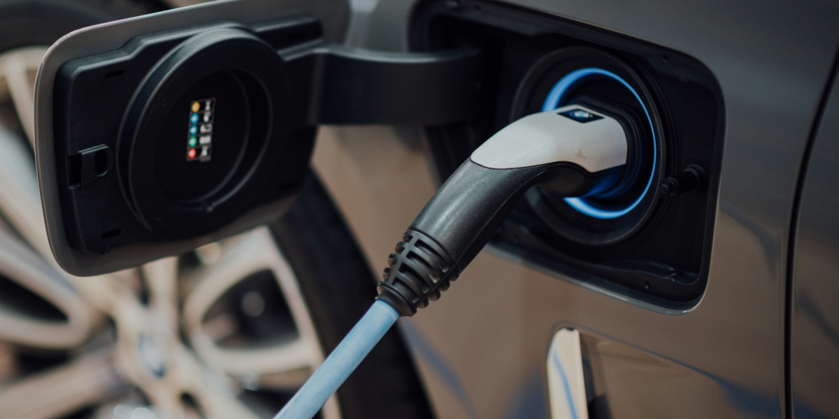 black and white usb cable plugged in black device