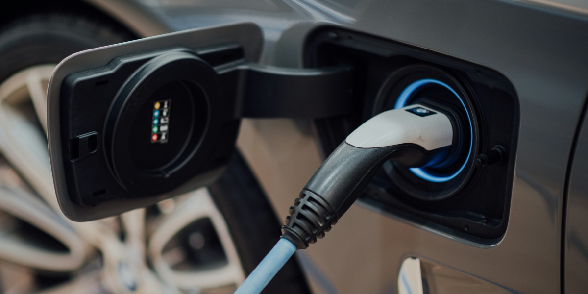 black and white usb cable plugged in black device