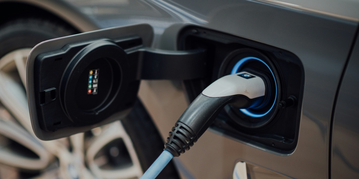 black and white usb cable plugged in black device