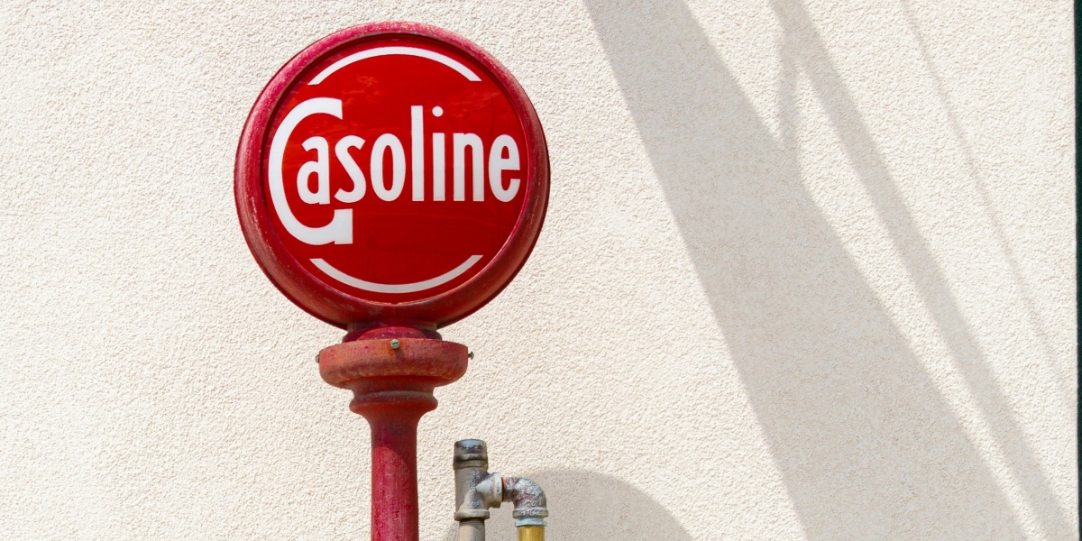 red and white stop sign