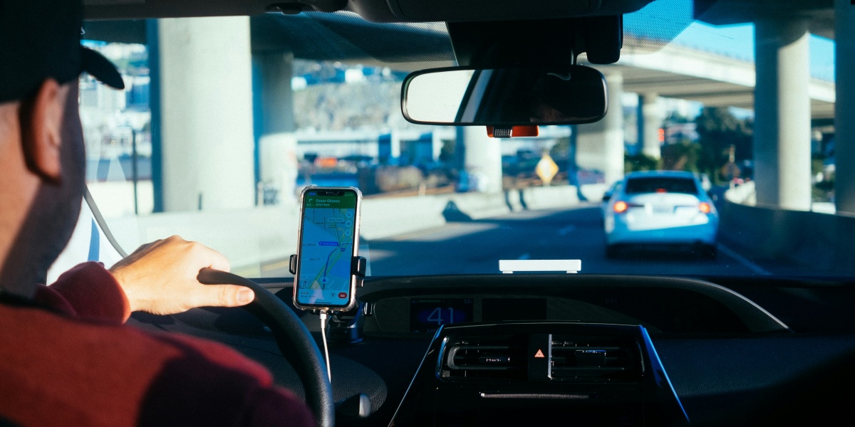 person holding iphone 6 inside car