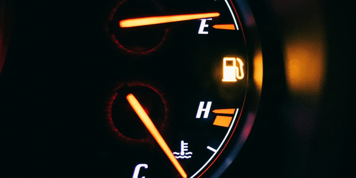 black and red analog speedometer