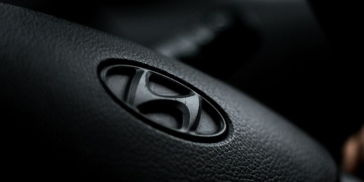 black and gray toyota steering wheel