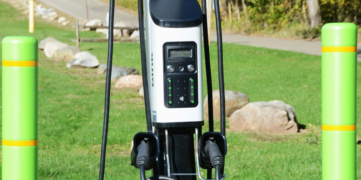 Electric car charging station with two cables