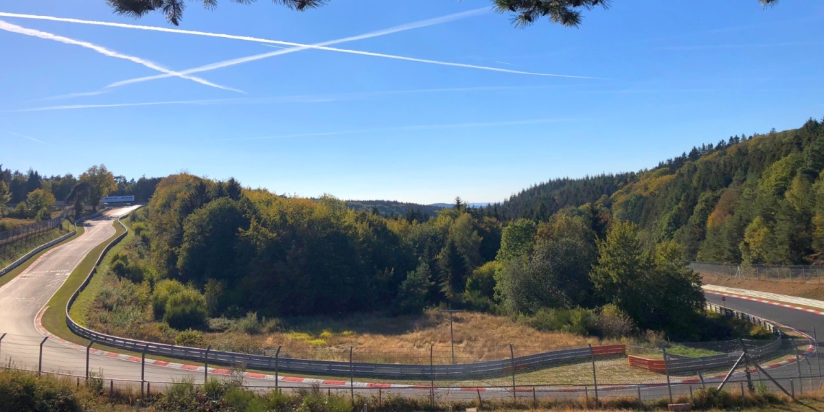 Streckenabschnitt Steilstrecke mit Anfahrt zum Karussell auf der Nordschleife des Nürburgrings