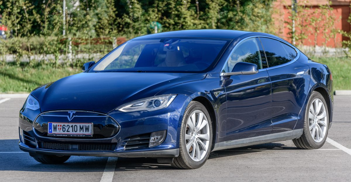 Tesla Model S 70D 2015 midnight blue Picture shows Front left