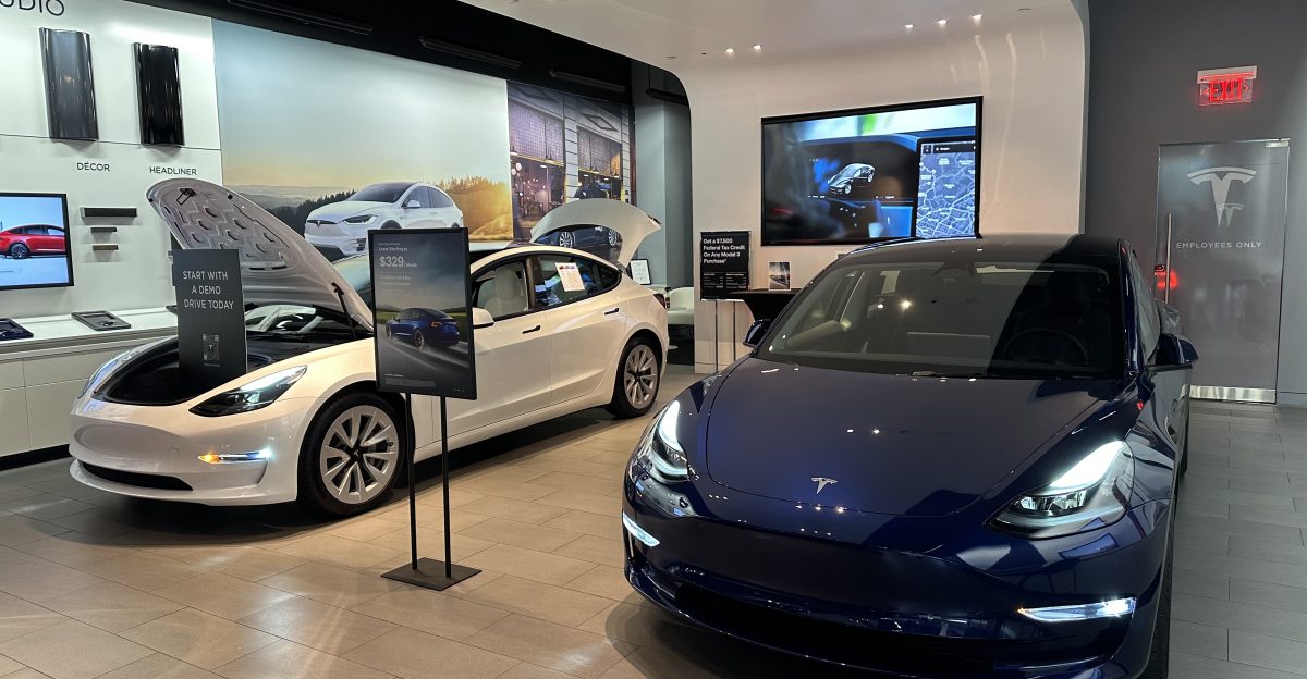 Tesla Showroom Dadeland Mall 27 November 2023