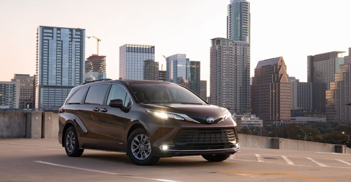 View Photos of the 2021 Toyota Sienna Hybrid Platinum by Car and Driver