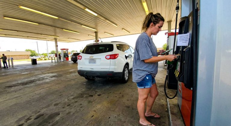 Buc-ee’s Locks Debit Cards At The Pump And Freezes Up To $175 Of Your Cash For Days