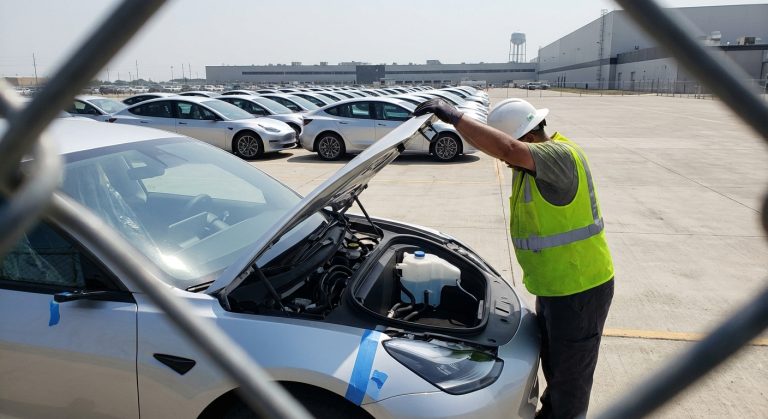 Tesla Erases The Steering Wheel After 130 Years And Readies The Cybercab For The Streets
