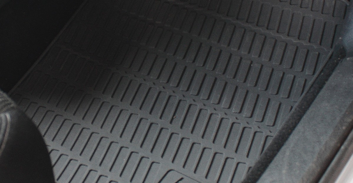 Fitted rubber car mat