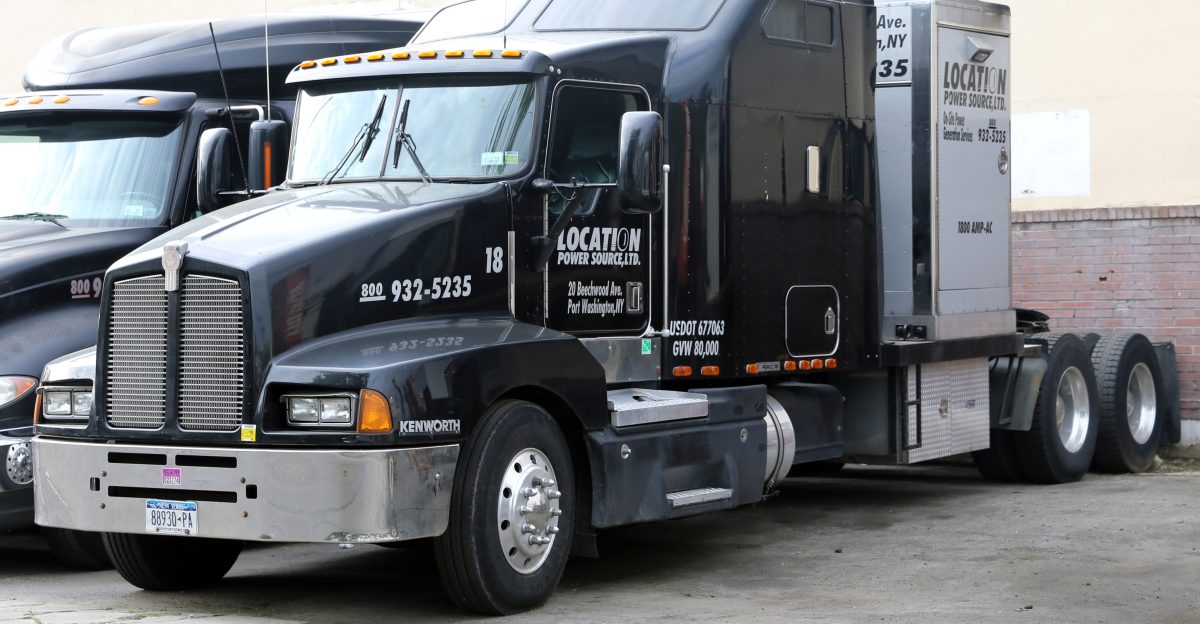 A 1995 Kenworth T600B 6x4 Class 8 tractor with a Cummins N14 14 0 litres 855 CID Built in Renton WA This is an early T600B with integrated front fenders they were made detachable in 1997 and with the integrated Aerocab sleeper cab