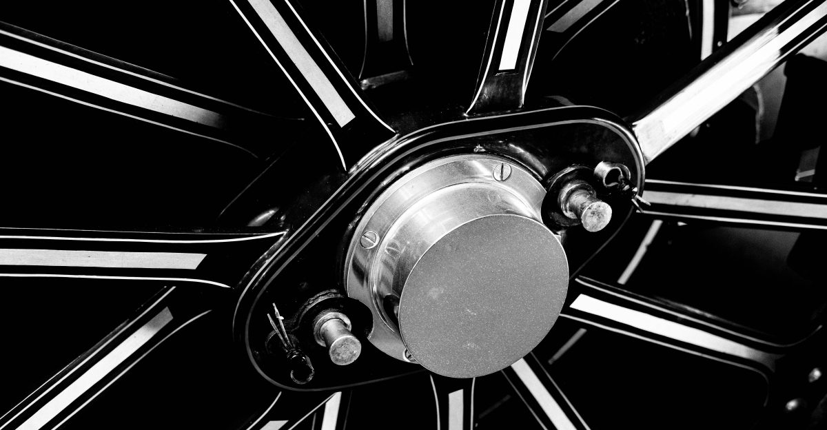 silver and black 5 spoke wheel