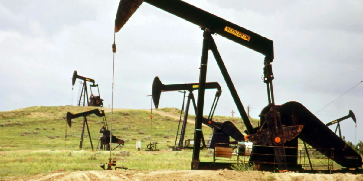 a group of oil pumps sitting on top of a field