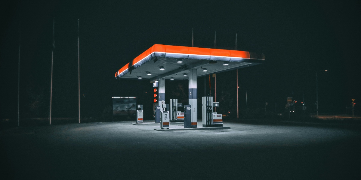 a gas station at night with no people around