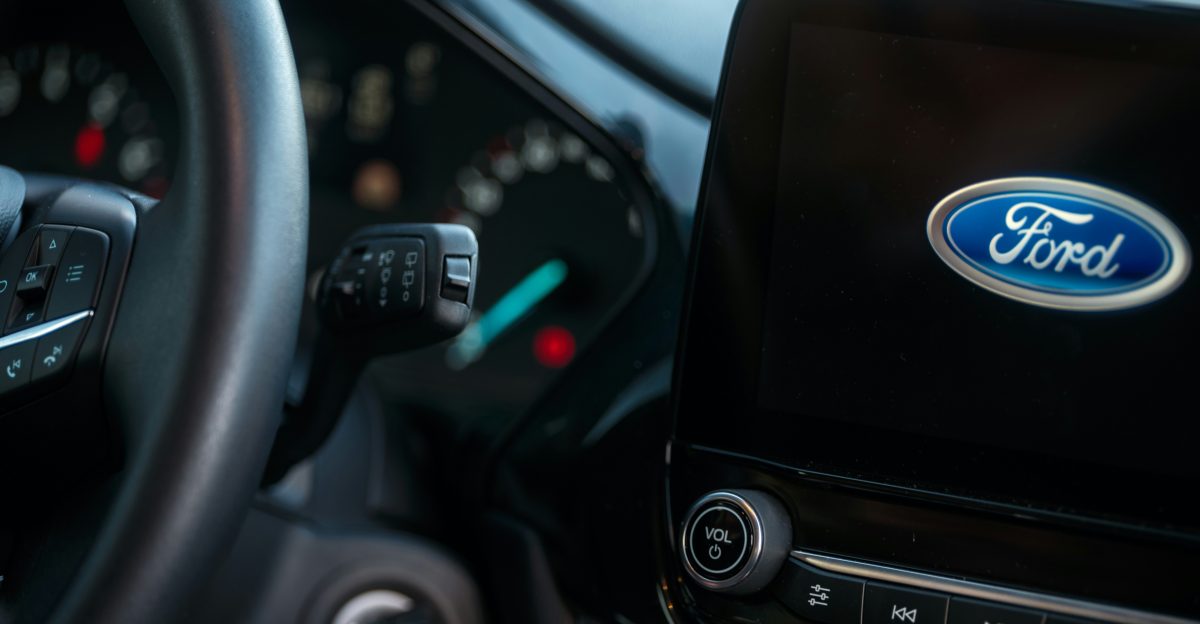 A close up of a steering wheel of a car
